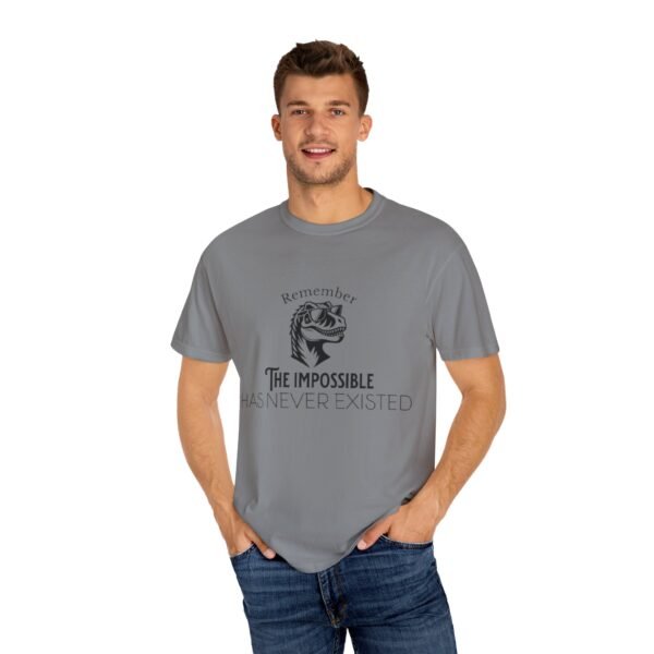 Camiseta inspiradora de dinosaurio: "Recuerda que lo imposible nunca ha existido"