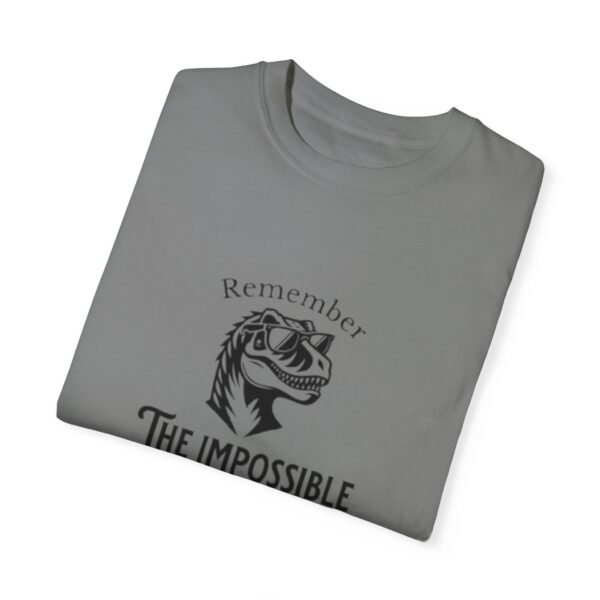Camiseta inspiradora de dinosaurio: "Recuerda que lo imposible nunca ha existido"